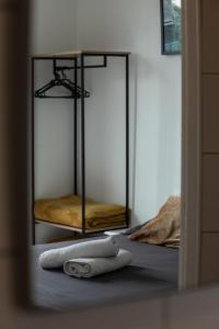 a mirror in a room with a towel on the floor at Rooftop privé - Clim - Place Carnot - Wifi in Carcassonne +12 photos