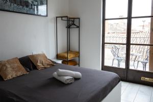 a bedroom with a bed with two towels on it at Rooftop privé - Clim - Place Carnot - Wifi in Carcassonne
