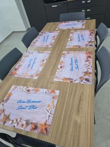 a table with three tables with starfish on it at Casa Vacanza S Elia in Veglie