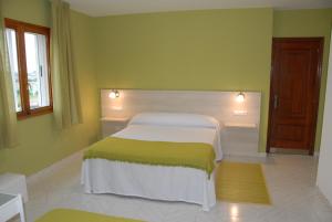 Кровать или кровати в номере Hotel Playa de las Catedrales