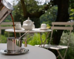 a tea kettle sitting on top of a table at Villino con piscina in Terni