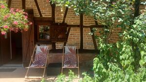 two chairs sitting in front of a building at Le Gîte du Vauvril in Saint-Usuge