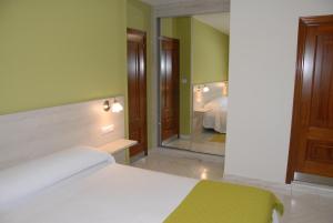 Кровать или кровати в номере Hotel Playa de las Catedrales