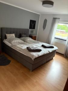 ein Schlafzimmer mit einem großen Bett, auf dem Handtücher liegen in der Unterkunft Weinstraße 2 in Höchstberg