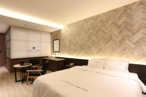 Postel nebo postele na pokoji v ubytování Le Idea Hotel Busan Station