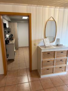 ein Badezimmer mit einer Kommode mit einem Spiegel darauf in der Unterkunft Weinstraße 2 in Höchstberg + 5 Fotos