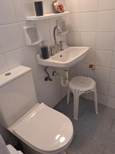 ein weißes Badezimmer mit Toilette und Waschbecken in der Unterkunft Loggi House in Kástron + 27 Fotos