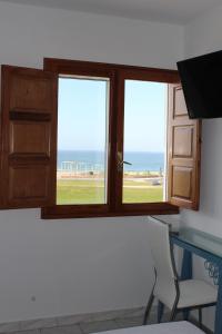 Телевизор и/или развлекательный центр в Hotel Playa de las Catedrales