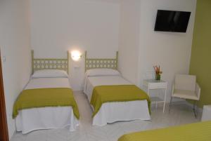 Кровать или кровати в номере Hotel Playa de las Catedrales