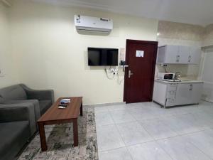 a living room with a couch and a table at شقق ذاعذاع النسيم المخدومة in Al Khuraymī