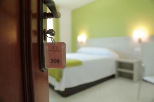 Кровать или кровати в номере Hotel Playa de las Catedrales