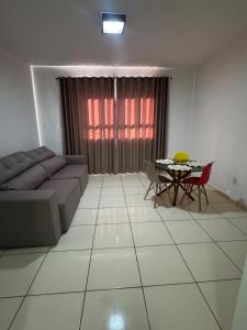 a living room with a couch and a table at Apartamento individual in Ipatinga