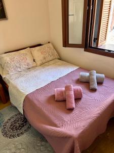 a bed with two towels on top of it at Diamanti Stone House in Lafiónas