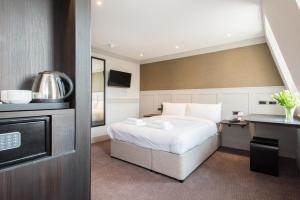 a hotel room with a bed and a kitchen at Hotel Airport Elite Suit Near Delhi Airport in New Delhi