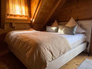 a bedroom with a bed in a log cabin at Ferienhaus John in Saarwellingen