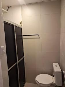 a small bathroom with a toilet and a shower at espaço completo só para você e seus familiares in Gravatá