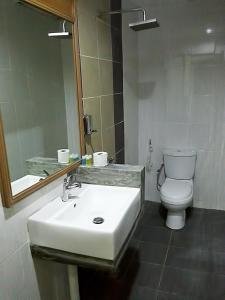 Salle de bains dans l'établissement Benarat Lodge