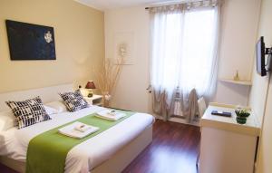 a bedroom with a large bed and a window at Botton D'Oro 2 Rozzano in Basiglio