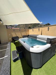 a hot tub on the roof of a building at B&B Kairos Itala in Itala