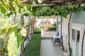 a garden with a pergola and a bench at Villa Kevin's in Sarandë