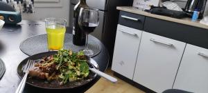 ein Tisch mit einem Teller Essen und einem Glas Wein in der Unterkunft Multsu apartment in Tampere + 5 Fotos