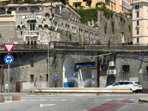 eine Brücke über eine Straße, unter der ein Auto fährt in der Unterkunft New Alexander Hotel in Genua