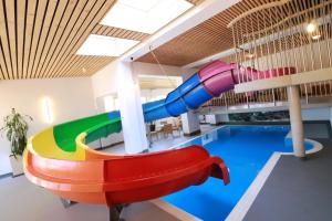 a water slide in a room with a pool at alla Papa in Obernzenn