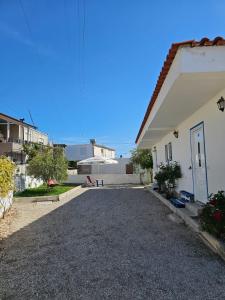 an empty driveway in front of a building at Troi beach house in Vlorë