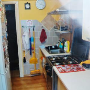 a small kitchen with a stove and a sink at TANIE NOCLEGI u WOJTKA in Cieplice Slaskie Zdroj