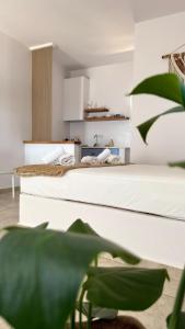 a bedroom with two beds and a plant at Restía in Donoussa