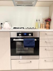a kitchen with an oven with a blue towel at CBD Apartment, Sleeps 4 with Free Car Park in Melbourne