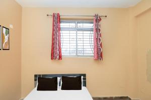 a bedroom with a bed and a window at Hotel O by OYO Rajveer Hotel in Rāmgarh +18 photos