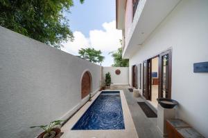 a swimming pool in the courtyard of a house at Uluran Villa Uluwatu in Uluwatu