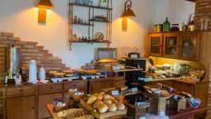 a bakery with many different types of bread and pastries at Hotel Senador By Nobile in Quedas do Iguacu