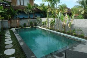 Bazén v ubytování Eka Bali Guest House nebo v jeho okolí