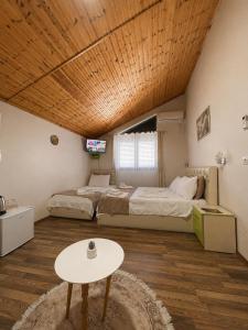 a bedroom with two beds and a table in it at LakeFront House in Shirokë