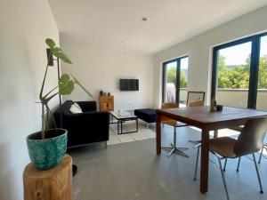 a living room with a table and a potted plant at Hedwig und Paul in Mehring