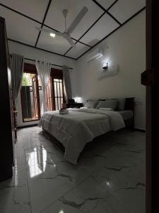 a bedroom with a bed and a ceiling fan at Casa Bella Home in Ja-Ela
