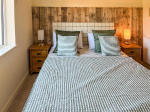 a bedroom with a bed with blue and white sheets at Lodge 4 - Uk51095 in Perranporth +6 photos