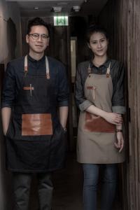 een man en vrouw die schorten dragen bij Hotel Hart in Hong Kong