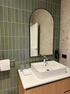 a bathroom with a sink and a mirror at Tourist Hotel Queanbeyan in Queanbeyan +5 photos