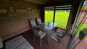 a patio with a table and chairs on a porch at Välgi Puhkepesa in Välgi