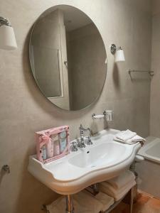 a bathroom with a sink and a mirror at La Villa Saint-Antoine in Violès