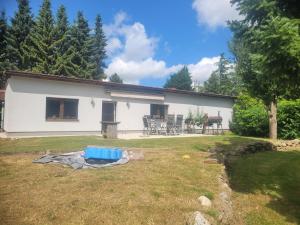 a small white house with a yard with a yard at Waldblick in Marlow