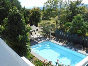 an overhead view of a swimming pool in a garden at Maison d'Hotes Les Palmiers in Gluiras