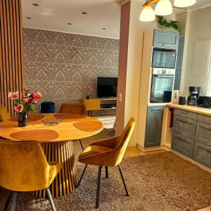 a kitchen and dining room with a table and chairs at Yasmin Apartment in Pärnu