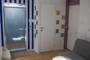 a bathroom with a shower and a glass door at Da Vinci Apartmanok in Eger