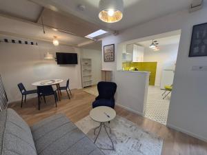 a living room with a couch and a table at Da Vinci Apartmanok in Eger