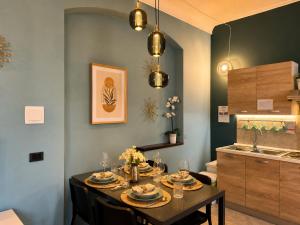 a dining room with a table and a kitchen at B&B La Borasca - Apartments in Casalpusterlengo +27 photos