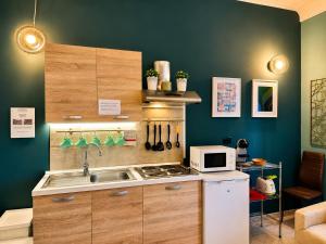 a kitchen with a sink and a microwave at B&B La Borasca - Apartments in Casalpusterlengo
